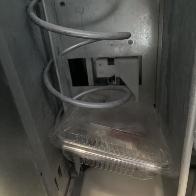自販機セット時の写真　※セット時は棒を外側にして重心をレバー方向へセットください。