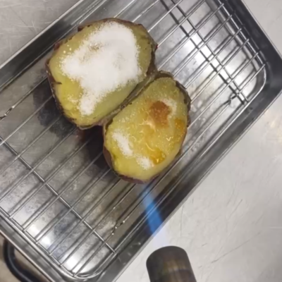 砂糖をかけてバーナーで炙ってください。